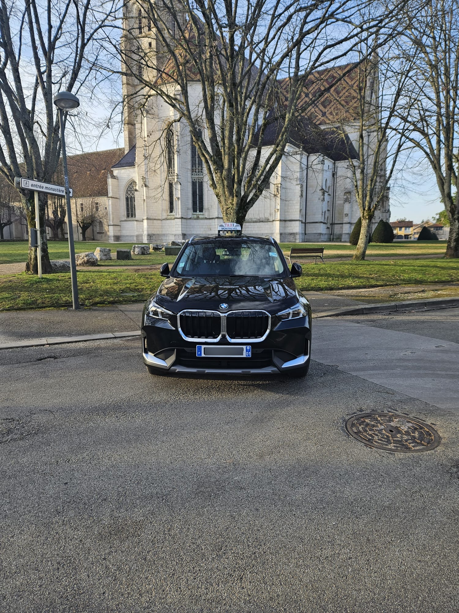 Taxi Christine devant le Monastère de Bourg-en-Bresse